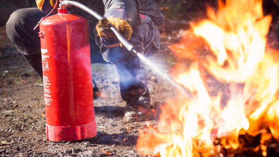 usar o extintor de incêndio em emergências 
