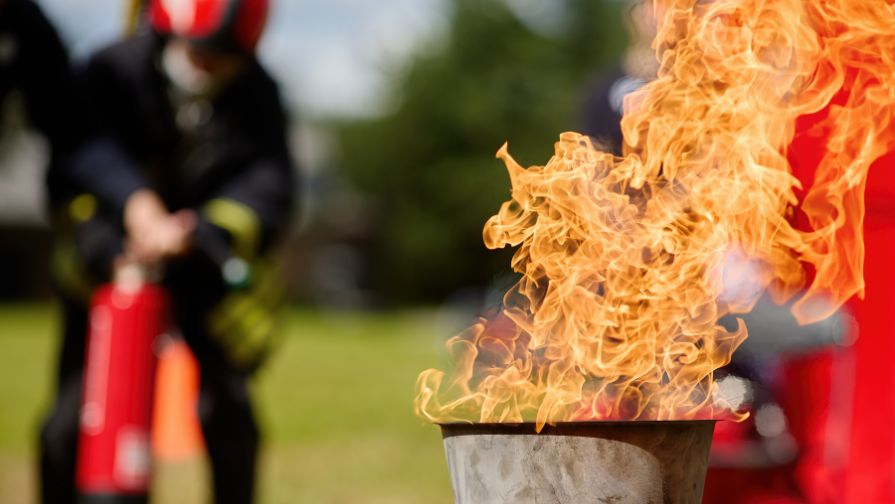 usar o extintor de incêndio em emergências